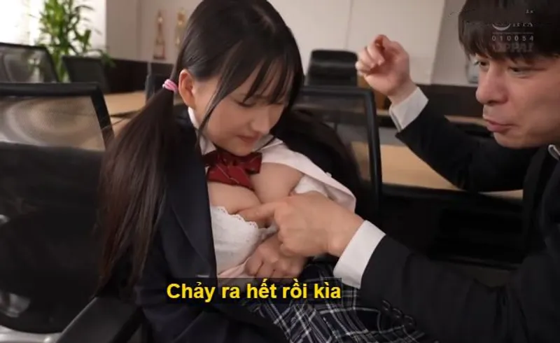 Ba năm trời, thầy giáo rèn luyện cô học trò ngực đẹp thành “hũ đựng tinh”.