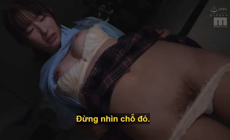 Sếp lớn mưu tính "đè" em nhân viên kiêu kỳ lười nhác, suốt ngày chỉ chăm chăm chat chit với người yêu.